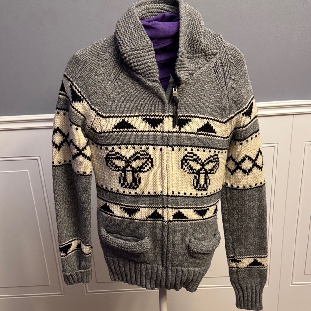 100% Lambwool TNA Gray and Cream Sweater